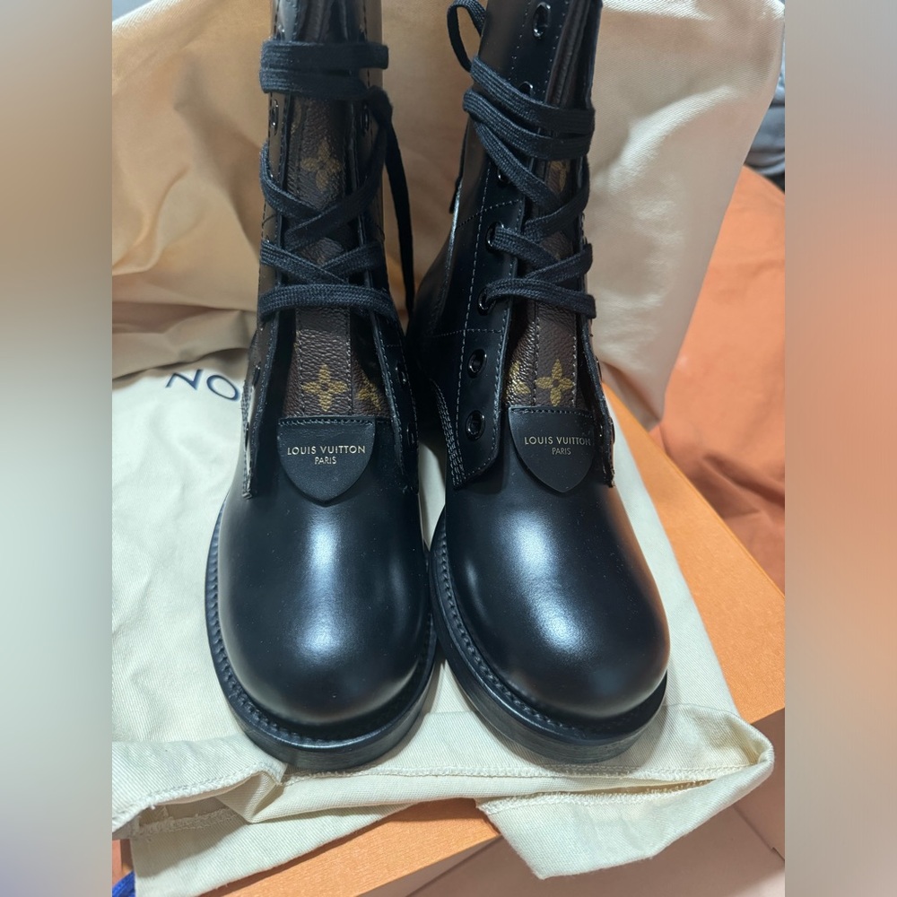 100% authentic  Louis Vuitton Metropolis Flat Ranger boots new size 37